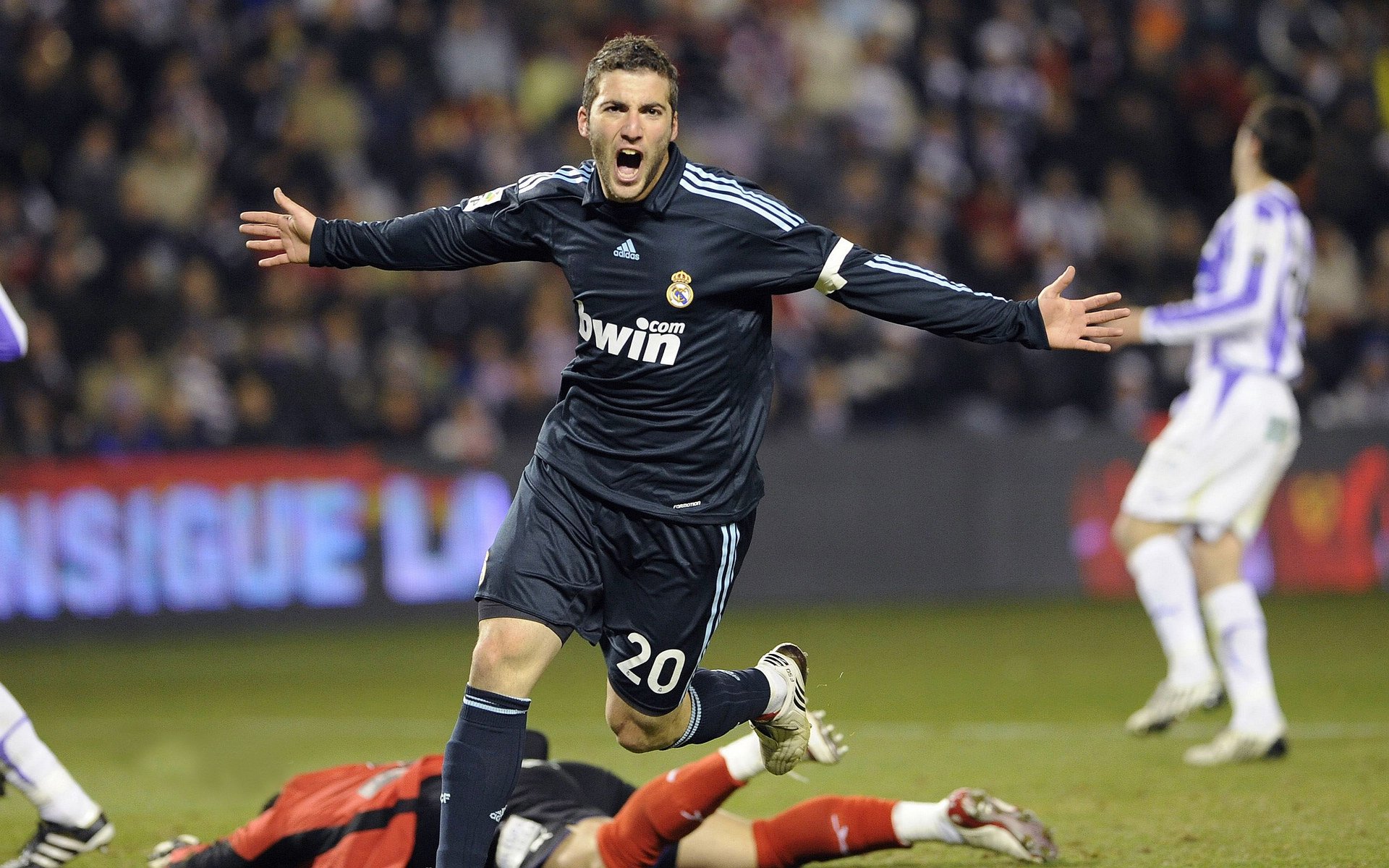 _魔术在主场爆发，逆转取胜_，魔术出场动作